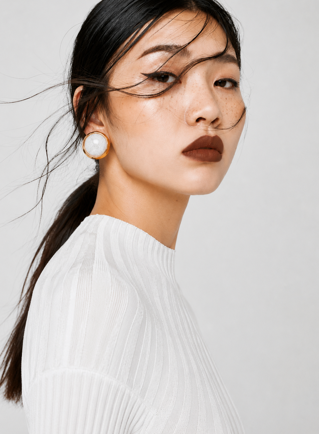 Palais Blanc | 18K gold plated resin earrings