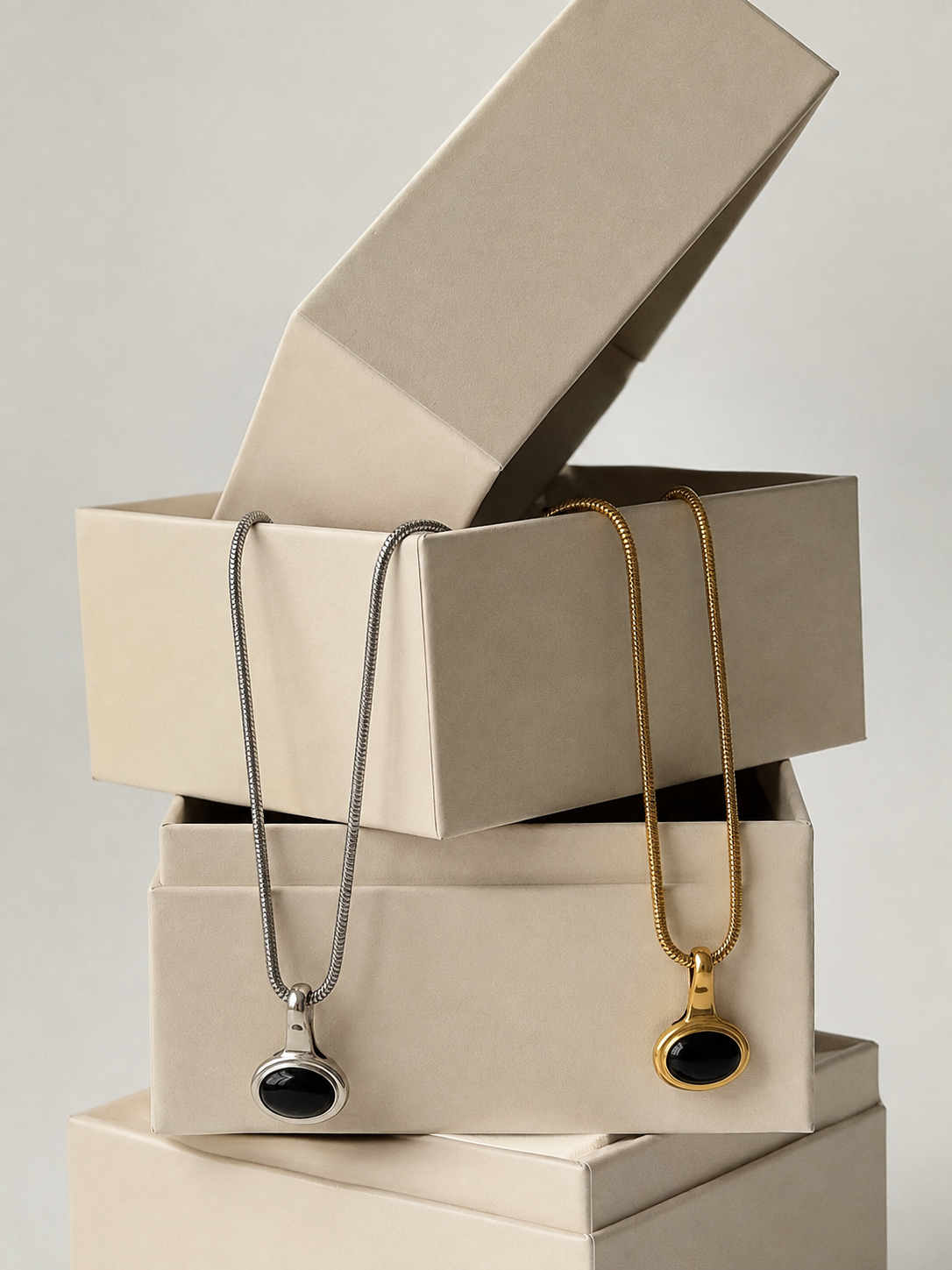 NOIR DE PARIS GUNMETAL | 18k gold plated necklace